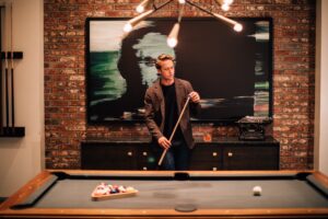 must-have-elements-of-a-luxury-hotel-social-media-ad-scaled