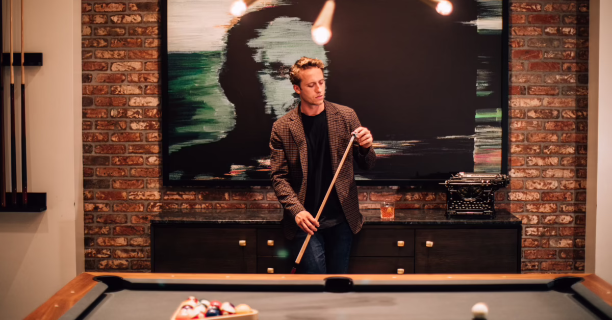 must-have-elements-of-a-luxury-hotel-social-media-ad-scaled